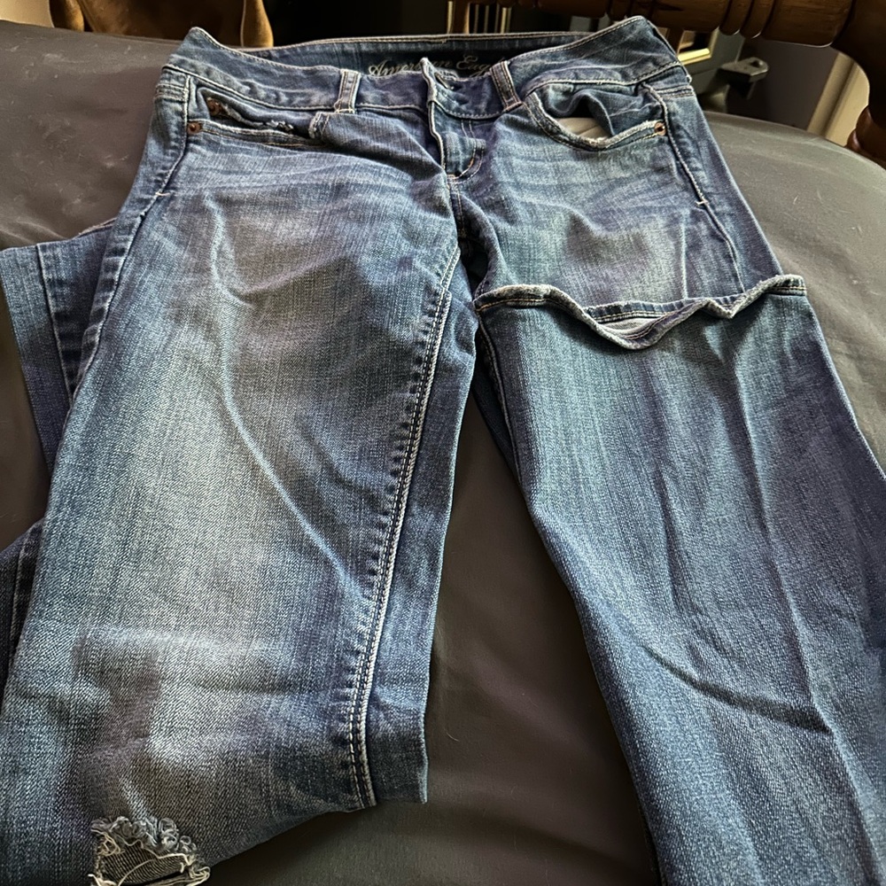American eagle. Artist jeans. Distressing in knee